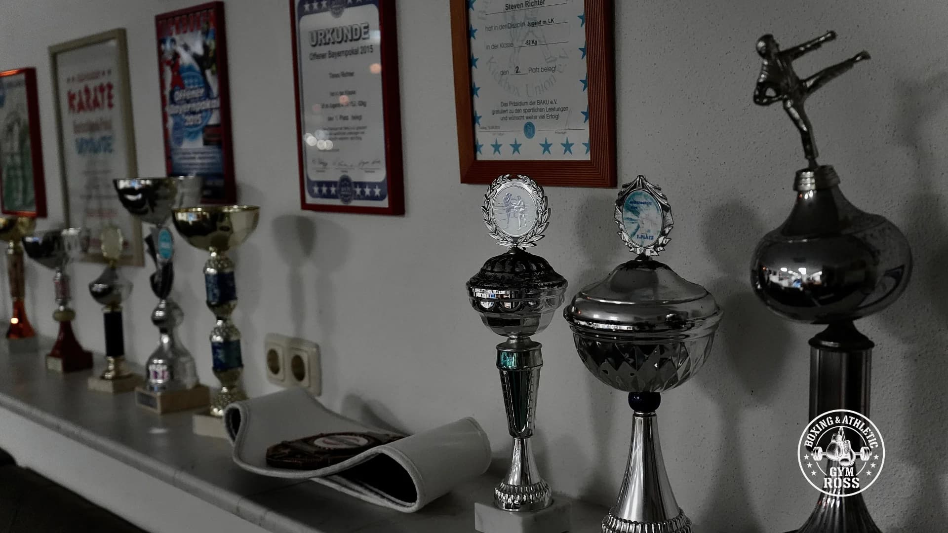 Pokale und Auszeichnungen im Boxgym Ross