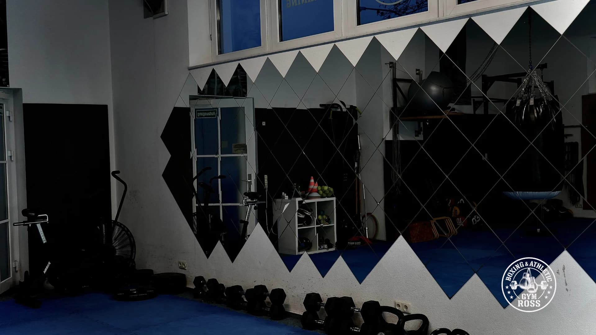 Spiegelwand im Trainingsraum des Boxgym Ross